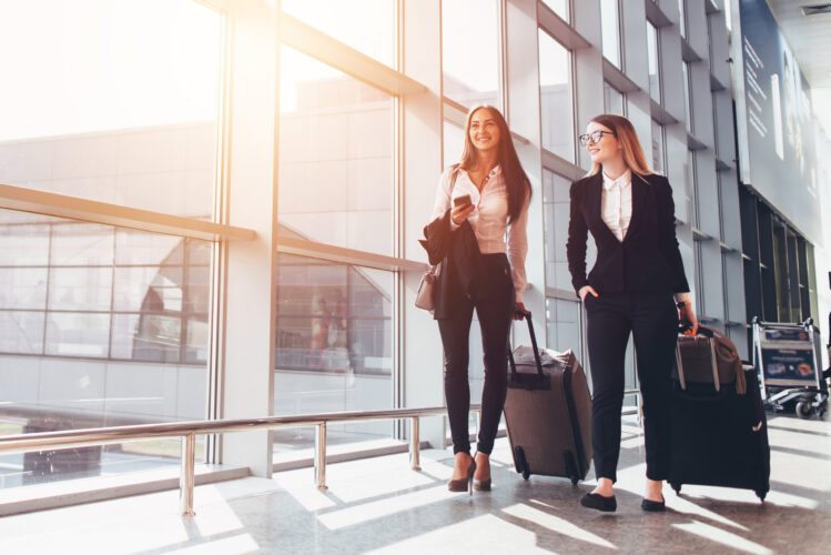 Businessfrauen am Flughafen