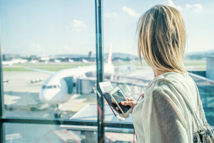 Frau am Flughafen