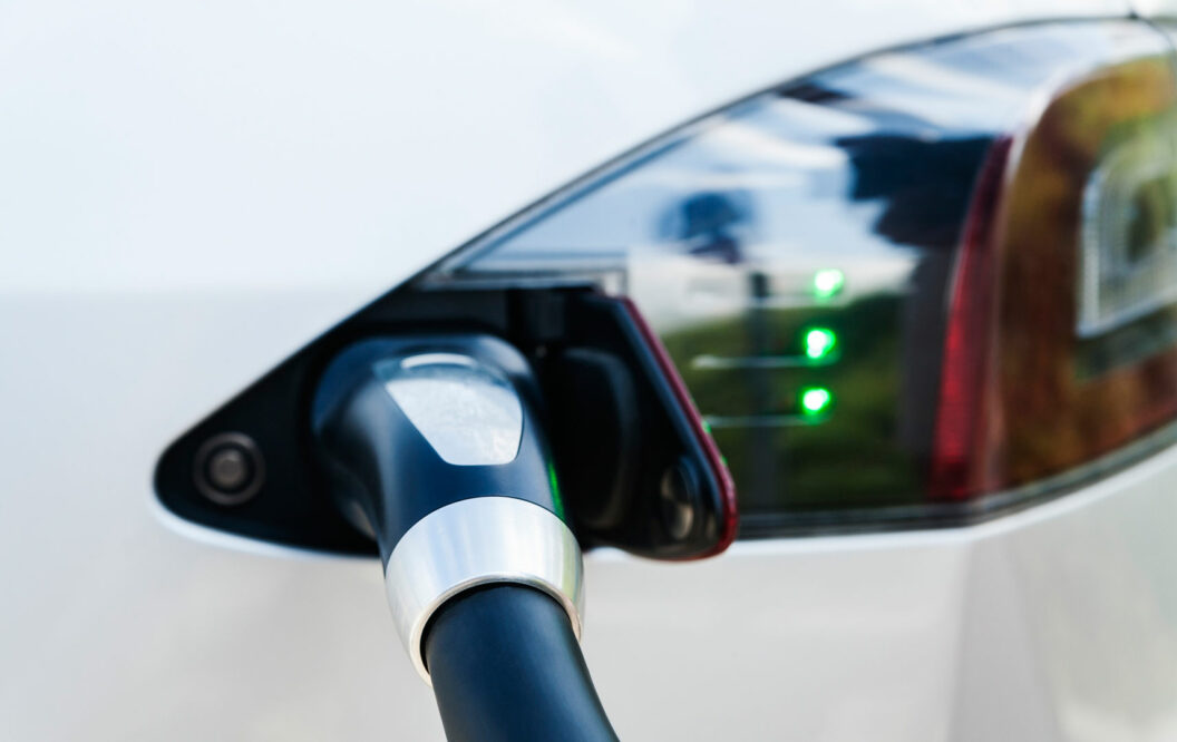 E-Auto an Ladesäule – zuverlässige Ladeinfrastruktur in Europa