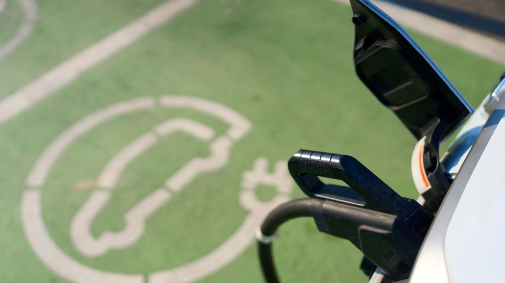 E-Autos beim Laden im neuen E-Ladepark am Flughafen München unter Solaranlage