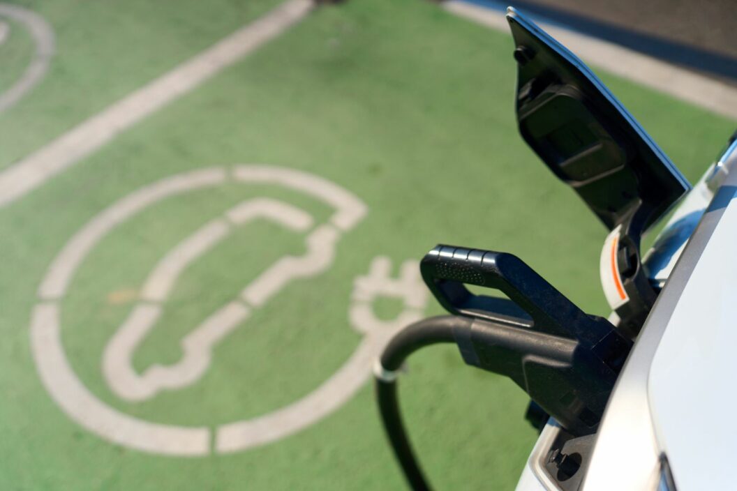 E-Autos beim Laden im neuen E-Ladepark am Flughafen München unter Solaranlage