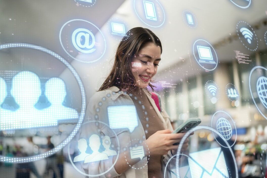Reisende mit Smartphone nutzen KI-basierte App am Flughafen für Planung und Check-in