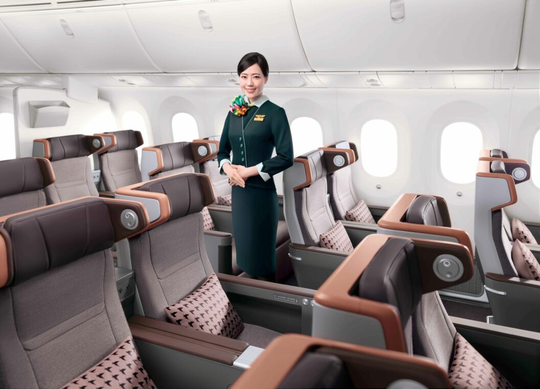 EVA AIR Premium Economy Sitz mit viel Beinfreiheit und Business-Ausstattung an Bord nach Taipeh