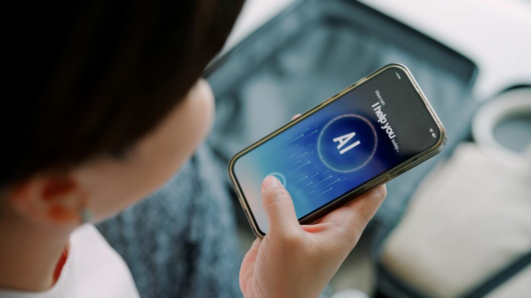 Travel Manager auf diskutieren KI-Entwicklungen. Junge Frau nutzt KI für Reise.