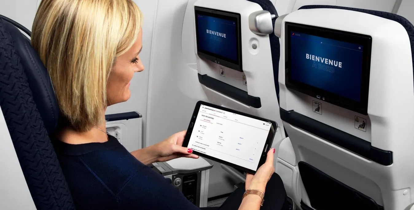 Passagier arbeitet mit Laptop im Flugzeug mit WLAN bei Air France