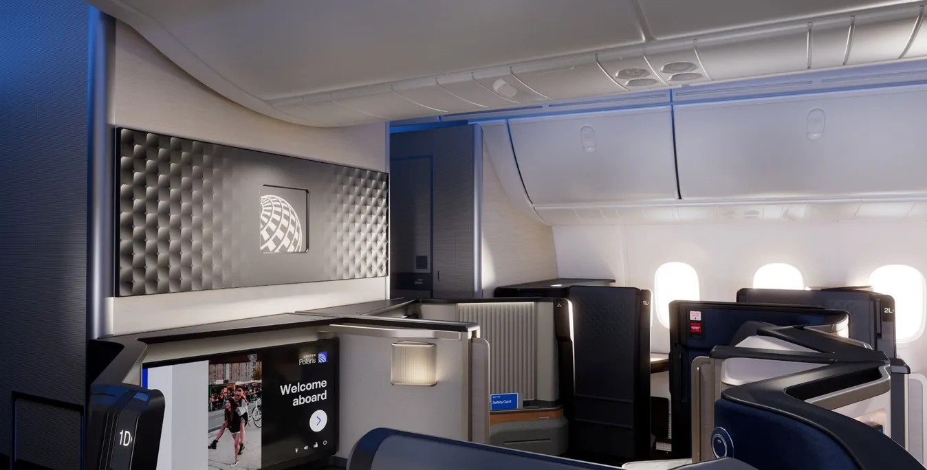 Neue United Polaris Studio Suite im Dreamliner mit Tür und 4K-Display