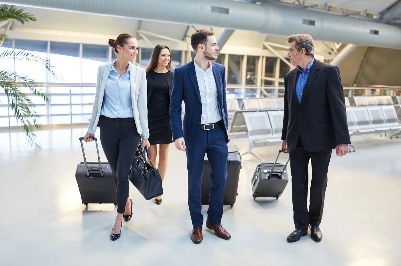 Smartphone und biometrische Scanner am Flughafen als Symbol für digitale Reiseprozesse